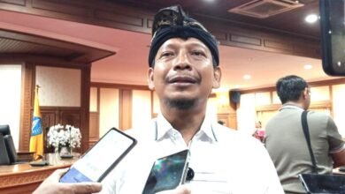 Ketua Pansus Raperda Inisiatif DPRD Kabupaten Badung tentang Pelestarian Seni dan Budaya, I Nyoman Graha Wicaksana, S.E., saat memberikan keterangan kepada wartawan