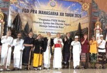 Foto: Ketua Umum PHDI Pusat Mayor Jenderal TNI Wisnu Bawa Tenaya (udeng & endek merah) bersama Ketua Panitia Mahasabha XIII PHDI, Sabha Pinandita & Sabha Walaka
