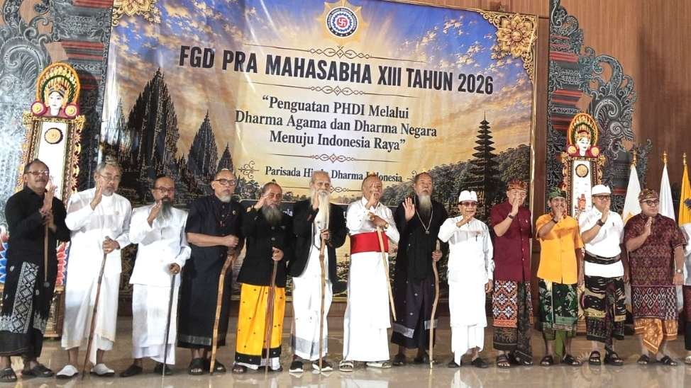 Foto: Ketua Umum PHDI Pusat Mayor Jenderal TNI Wisnu Bawa Tenaya (udeng & endek merah) bersama Ketua Panitia Mahasabha XIII PHDI, Sabha Pinandita & Sabha Walaka