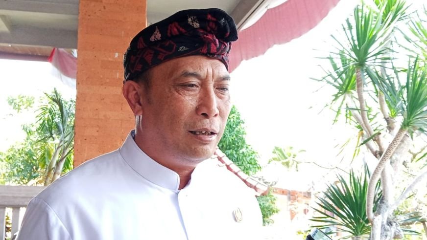 Ketua DPRD Kabupaten Tabanan, I Nyoman Arnawa saat memberikan keterangan awak media terkait Ranperda Telekomunikasi
