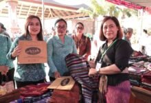 Foto: Ketua Tim Penggerak (TP) PKK Kota Denpasar, Ny. Sagung Antari Jaya Negara didampingi Sekretaris I TP PKK Kota Denpasar, Ny. Ayu Kristi Arya Wibawa saat menghadiri gelaran Pasar Rakyat TP PKK Provinsi Bali