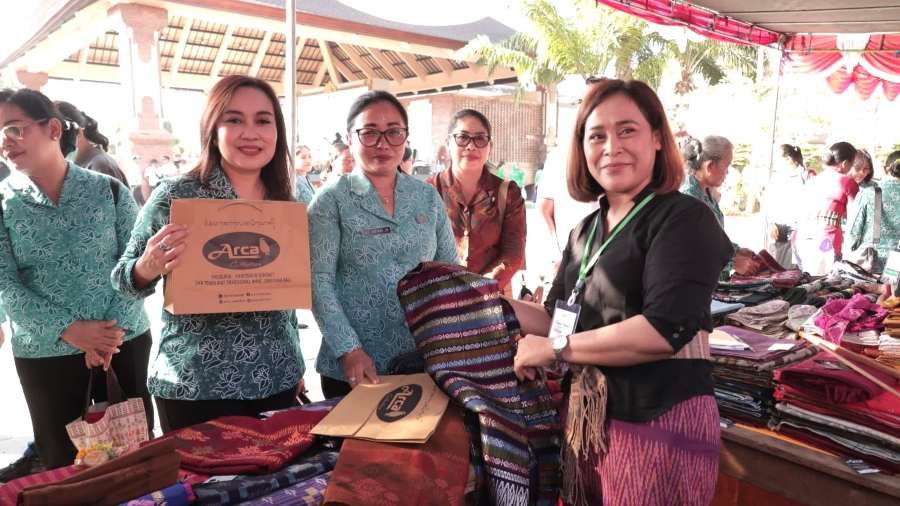 Foto: Ketua Tim Penggerak (TP) PKK Kota Denpasar, Ny. Sagung Antari Jaya Negara didampingi Sekretaris I TP PKK Kota Denpasar, Ny. Ayu Kristi Arya Wibawa saat menghadiri gelaran Pasar Rakyat TP PKK Provinsi Bali