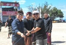 Pembukaan Lomba Layang-Layang Mel Tanjung Kite Festival XVII Tahun 2026 dengan menarik layangan di Kawasan Pantai Mertasari