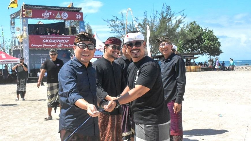 Pembukaan Lomba Layang-Layang Mel Tanjung Kite Festival XVII Tahun 2026 dengan menarik layangan di Kawasan Pantai Mertasari