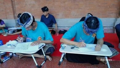 Suasana lomba seni lukis wayang klasik Bali yang diikuti oleh para peserta muda di Art Center Denpasar