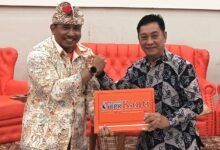 Foto; Direktur Utama Bank BPR Kanti, I Made Arya Ambitaba (kiri) bersama Ketua Umum Prajaniti, KS Arsana (dok/net/ist)