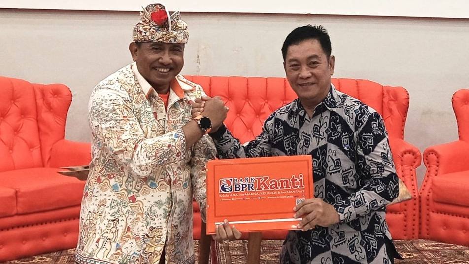 Foto; Direktur Utama Bank BPR Kanti, I Made Arya Ambitaba (kiri) bersama Ketua Umum Prajaniti, KS Arsana (dok/net/ist)