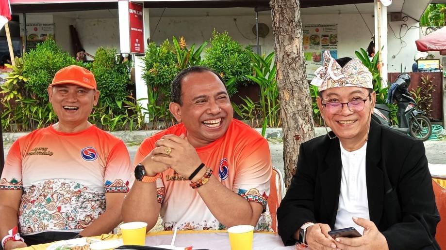 Direktur Utama Bank BPR Kanti Made Arya Ambitaba SE., MM (tengah)