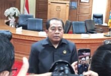Ketua Pansus Raperda, I Made Sada, saat memberikan keterangan kepada awak media terkait Raperda Perlindungan dan Pemberdayaan Produk Unggulan Daerah
