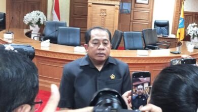 Ketua Pansus Raperda, I Made Sada, saat memberikan keterangan kepada awak media terkait Raperda Perlindungan dan Pemberdayaan Produk Unggulan Daerah