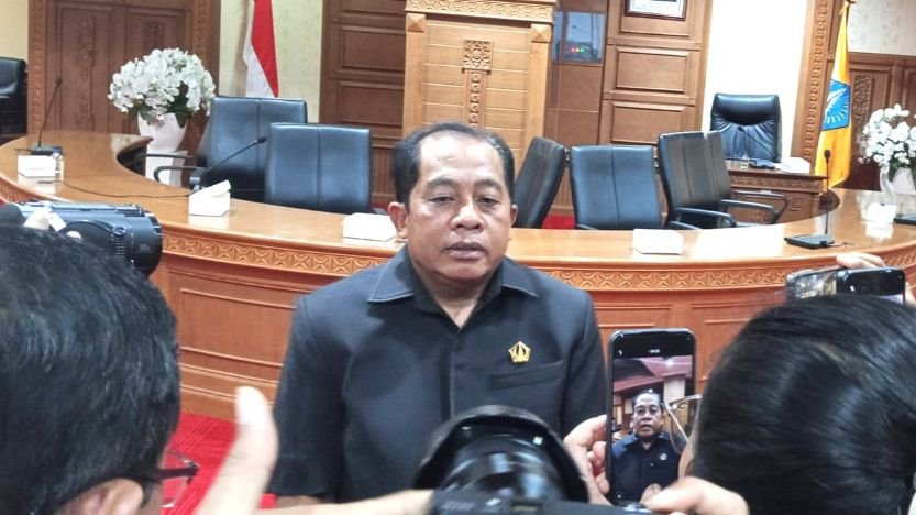 Ketua Pansus Raperda, I Made Sada, saat memberikan keterangan kepada awak media terkait Raperda Perlindungan dan Pemberdayaan Produk Unggulan Daerah