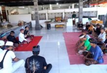 Bupati Satria Serahkan Bantuan Ngaben Massal