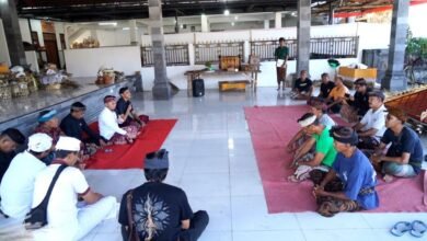 Bupati Satria Serahkan Bantuan Ngaben Massal