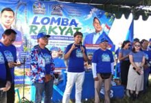 Ketua DPD Partai Demokrat Bali I Made Mudarta, S.Sos saat memberikan sambutan dalam acara bersih-bersih di Pantai Lembeng