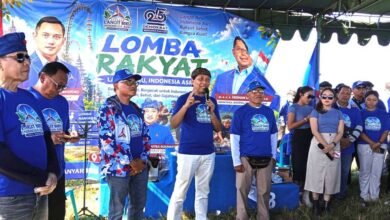 Ketua DPD Partai Demokrat Bali I Made Mudarta, S.Sos saat memberikan sambutan dalam acara bersih-bersih di Pantai Lembeng