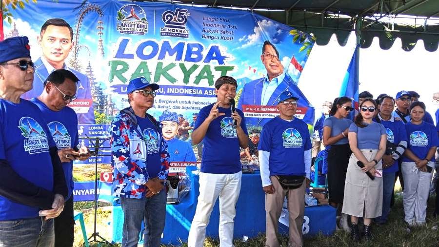 Ketua DPD Partai Demokrat Bali I Made Mudarta, S.Sos saat memberikan sambutan dalam acara bersih-bersih di Pantai Lembeng