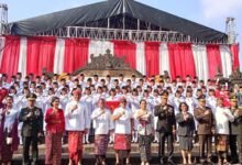 Gubernur Bali Wayan Koster & Wakil Gubernur Bali I Nyoman Giri Prasta bersama Pasukan Pengibar Bendera Pusaka