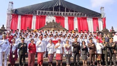Gubernur Bali Wayan Koster & Wakil Gubernur Bali I Nyoman Giri Prasta bersama Pasukan Pengibar Bendera Pusaka