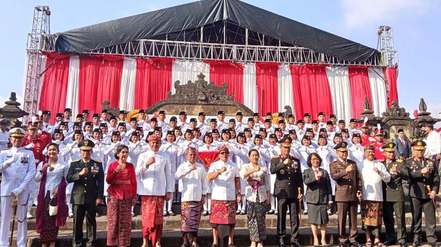 Gubernur Bali Wayan Koster & Wakil Gubernur Bali I Nyoman Giri Prasta bersama Pasukan Pengibar Bendera Pusaka