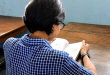 Pengunjung Perpustakaan Provinsi Bali, Mia Rubawange sedang membaca buku