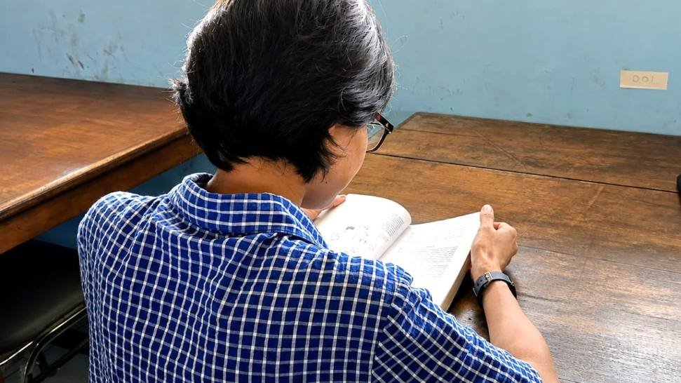 Pengunjung Perpustakaan Provinsi Bali, Mia Rubawange sedang membaca buku