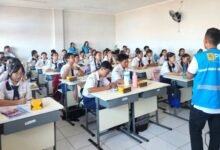 Foto: Siswa kelas IX SMP Negeri 16 Denpasar bersama tim PLN dalam kegiatan PLN Mengajar