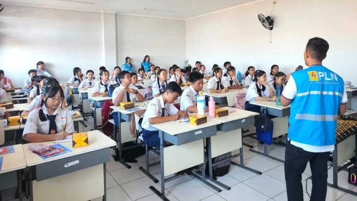 Foto: Siswa kelas IX SMP Negeri 16 Denpasar bersama tim PLN dalam kegiatan PLN Mengajar