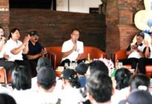 Kepala Disdikpora Kabupaten Badung, I Gusti Made Dwipayana, saat mendengarkan aspirasi dan curhatan para guru dalam kegiatan Safari Pendidikan