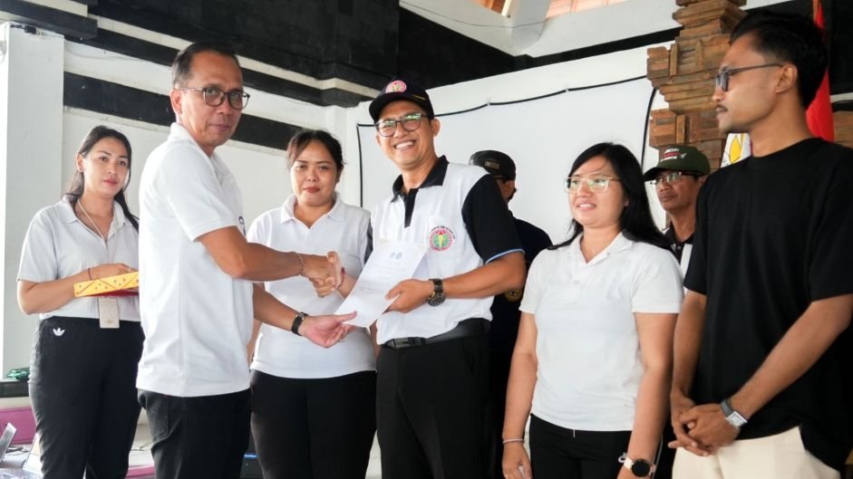 Kadisdikpora Badung dengan para guru di SMPN 5 Abiansemal