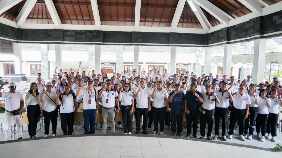 Kadisdikpora Badung dengan para guru di SMPN 5 Abiansemal