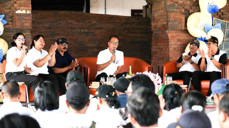 Kepala Disdikpora Kabupaten Badung, I Gusti Made Dwipayana, saat mendengarkan aspirasi dan curhatan para guru dalam kegiatan Safari Pendidikan