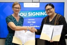 Direktur LPBA Denpasar Dian Rahmani Putri (kanan) dan CEO IALF Indonesia foto bersama usai tanda tangan MoU