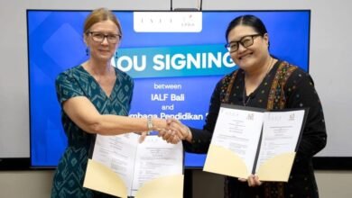 Direktur LPBA Denpasar Dian Rahmani Putri (kanan) dan CEO IALF Indonesia foto bersama usai tanda tangan MoU