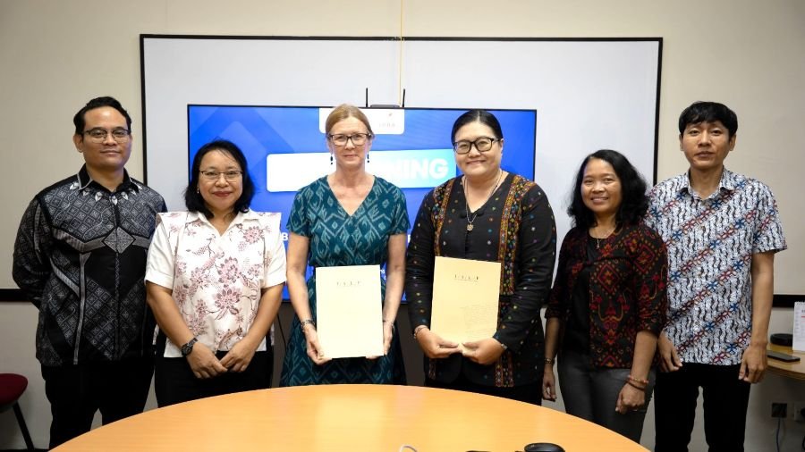 Direktur LPBA Denpasar Dian Rahmani Putri (ketiga dari kanan) dan CEO IALF Indonesia foto bersama usai tanda tangan MoU