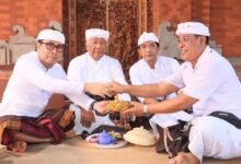 Wakil Walikota Denpasar, I Kadek Agus Arya Wibawa dalam kesempatan mengjadiri puncak Karya Ngenteg Linggih, Mepedudusan Alit, Ngresi Gana Ngingkup, dan Caru Manca Kelud di Merajan Kawanan Pratisentana Sira Arya Kanuruhan Tangkas Kori Agung, Banjar Sawah, Kelurahan Pedungan