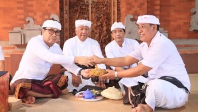 Wakil Walikota Denpasar, I Kadek Agus Arya Wibawa dalam kesempatan mengjadiri puncak Karya Ngenteg Linggih, Mepedudusan Alit, Ngresi Gana Ngingkup, dan Caru Manca Kelud di Merajan Kawanan Pratisentana Sira Arya Kanuruhan Tangkas Kori Agung, Banjar Sawah, Kelurahan Pedungan