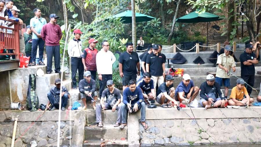 Foto: Wali Kota Denpasar, I Gusti Ngurah Jaya Negara saat membuka lomba mancing lele air deras yang diselenggarakan Banjar Saraswati, Kesiman Denpasar dengan penebaran ikan lele di aliran Tukad (sungai) Bindu Kesiman