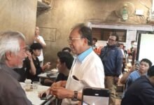 Gubernur Bali Wayan Koster saat mengunjungi Coffee Jenar Jl. Kaliasem, Denpasar