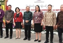 Gubernur Bali, Wayan Koster (tengah) bersama anggota BPSK