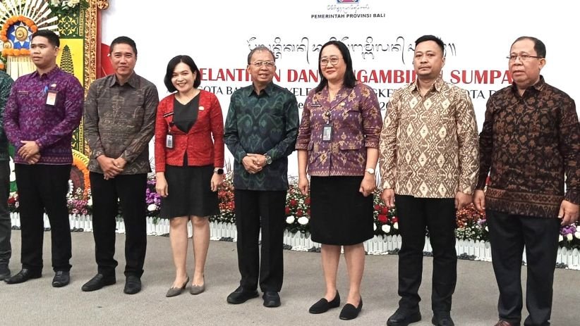 Gubernur Bali, Wayan Koster (tengah) bersama anggota BPSK