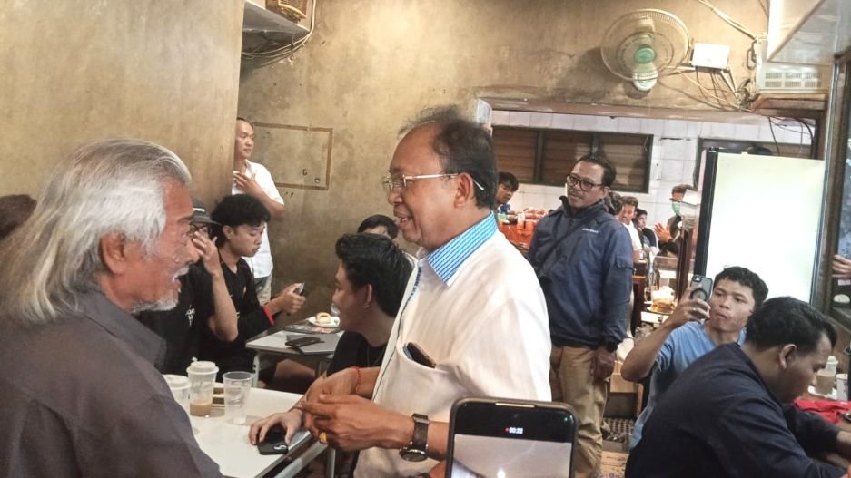 Gubernur Bali Wayan Koster saat mengunjungi Coffee Jenar Jl. Kaliasem, Denpasar