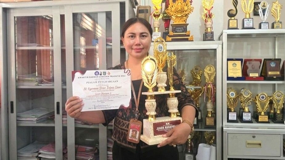 Ni Nyoman Dian Trisna Dewi dari SD Negeri 5 Gubug saat menerima penghargaan dalam ajang Bali Scout Creativity VII di Balai Budaya Gianyar