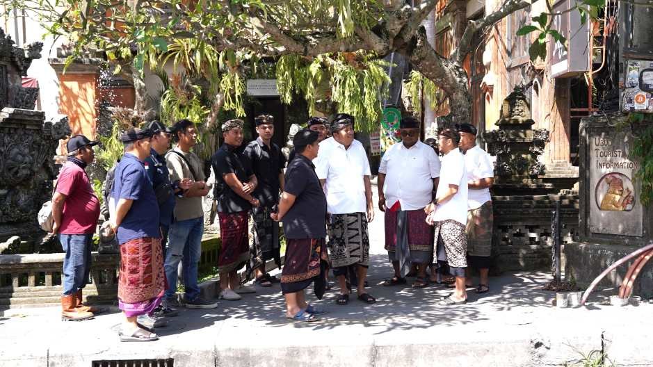 Bupati Mahayastra tinjau progres pengerjaan ruas jalan kabupaten di Gianyar