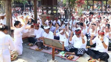 Bupati Sanjaya dan Gubernur Koster sembahyang Tumpek Uye di Pura Luhur Batukaru Tabanan