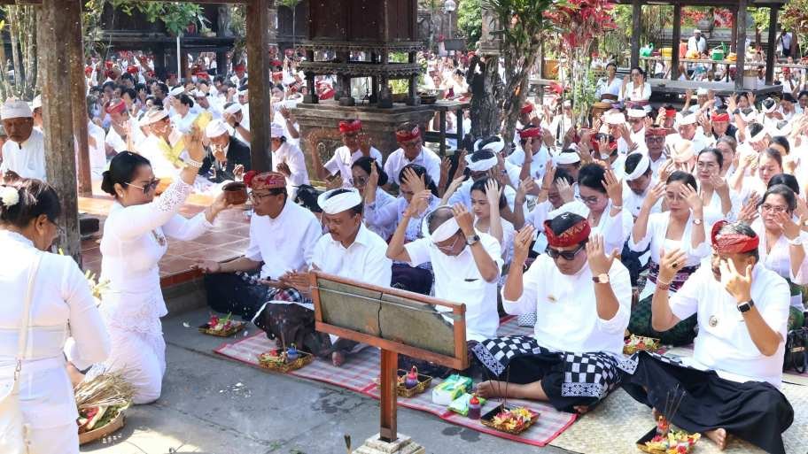 Bupati Sanjaya dan Gubernur Koster sembahyang Tumpek Uye di Pura Luhur Batukaru Tabanan