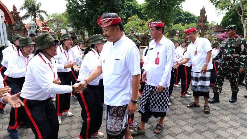 Peserta bela negara Rindam IX Udayana gerak jalan ke Kantor Bupati Tabanan