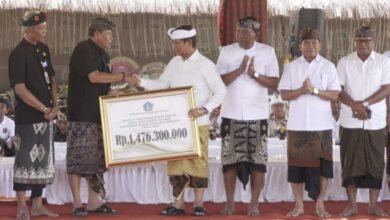 Bupati Wayan Adi Arnawa saat hadiri Karya Agung Pitra Yadnya Desa Adat Jimbaran