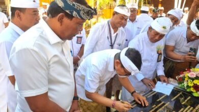 Bupati Adi Arnawa dan Ketua DPRD Badung ngupasaksi karya utama di Pura Dalem Kahyangan Tuban
