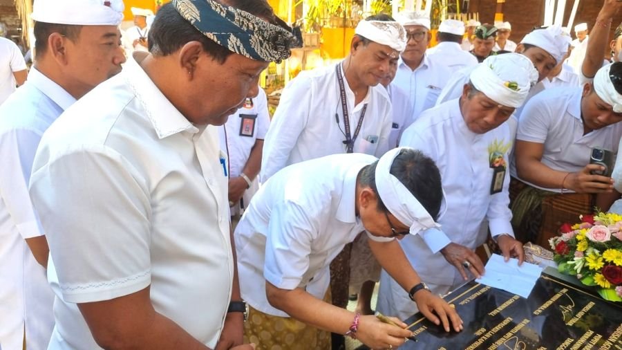 Bupati Adi Arnawa dan Ketua DPRD Badung ngupasaksi karya utama di Pura Dalem Kahyangan Tuban