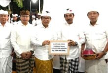 Bupati Wayan Adi Arnawa saat hadiri Karya Yadnya Krama Desa Adat Mengwitani, Kecamatan Mengwi